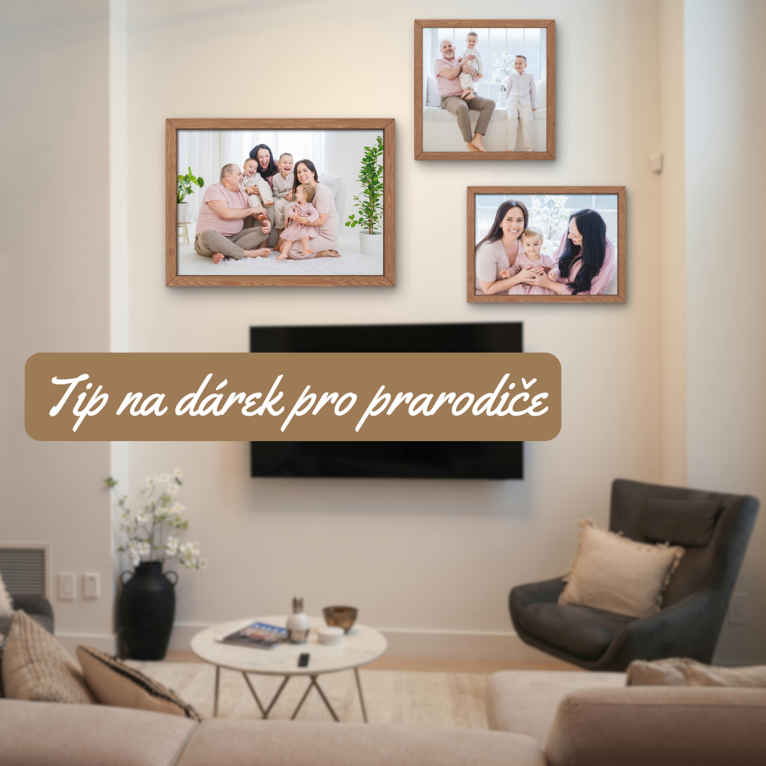 Rodinné fotografie v rámečcích na zdi – tip na dárek pro prarodiče.
