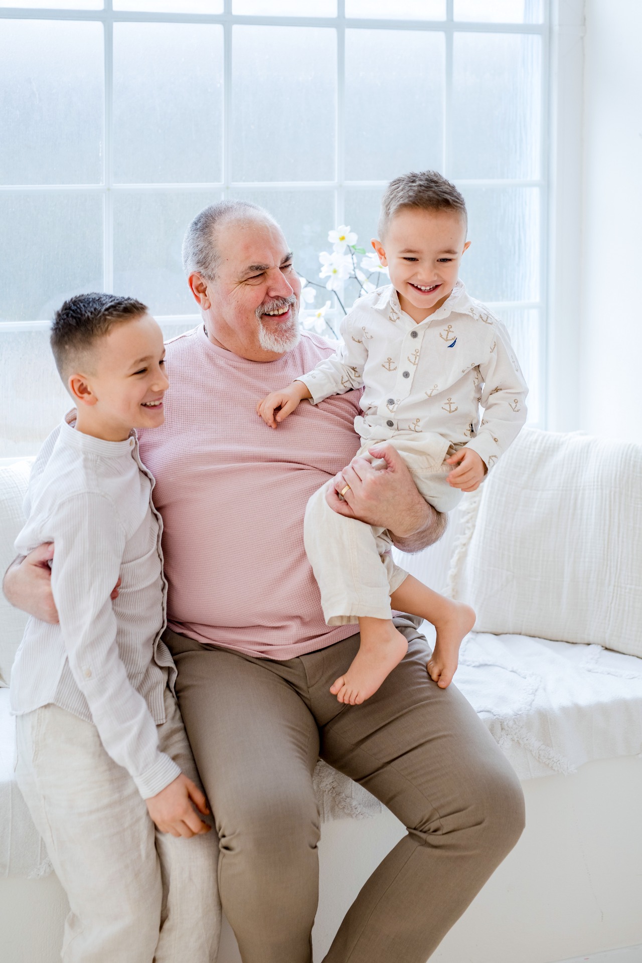 Děda a vnoučata: přirozené rodinné focení v ateliéru.