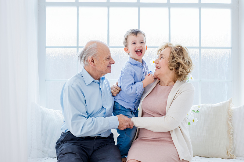 Generační portrét: babička, děda a vnuk – chvíle spolu.