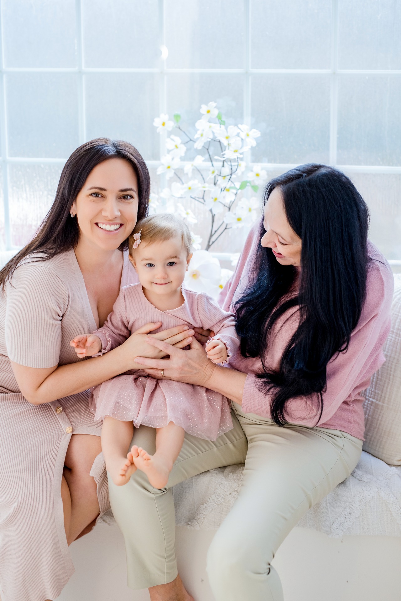 Babička, maminka a miminko: jemný portrét tří generací.