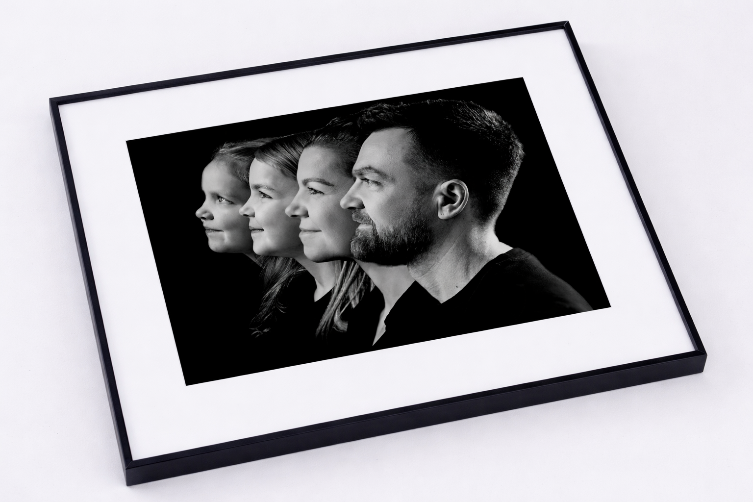 Detail rámu generačního portrétu