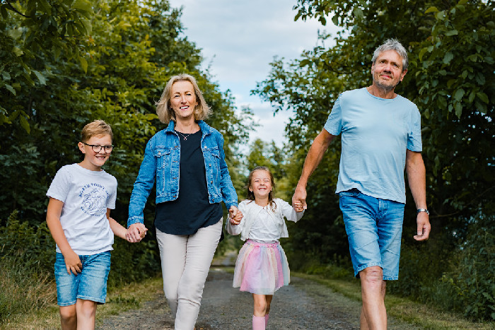 Prarodiče s dětmi při procházce