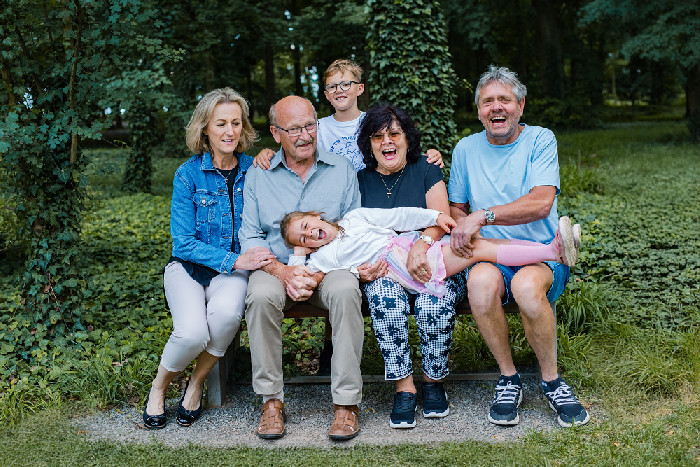Přirozené rodinné focení s prarodiči na lavičce
