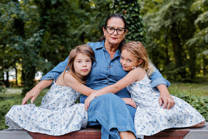 Babička s vnučkami – venku Praha