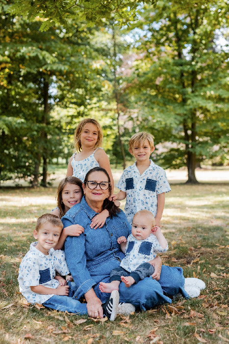 Rodinné focení s babičkou a vnoučaty v parku