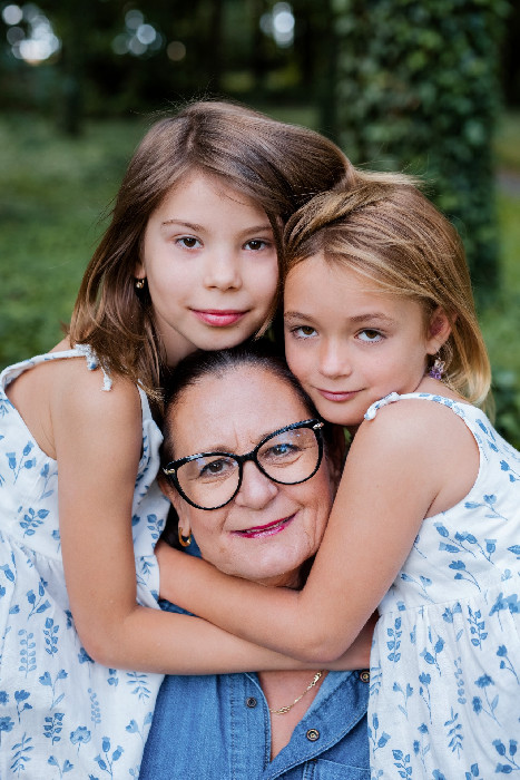 Portrét babičky s vnučkami – venkovní focení