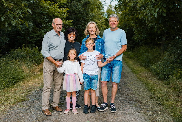 Velký rodinný portrét tří generací venku