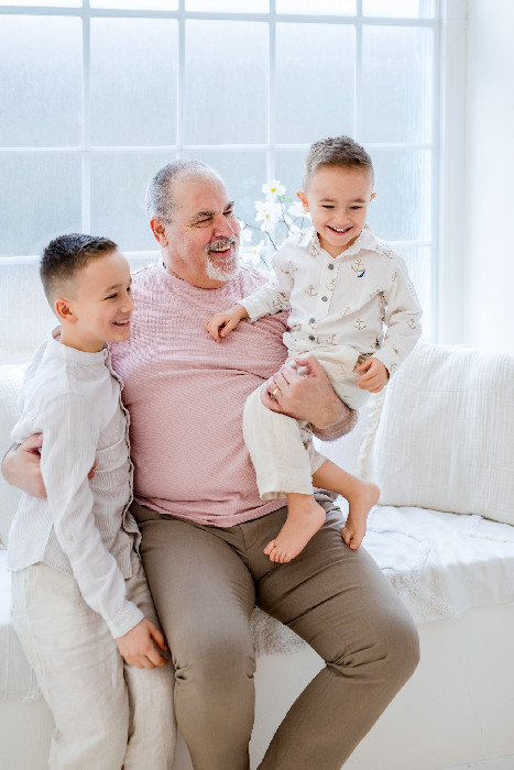 Děda s vnoučaty – přirozený rodinný portrét