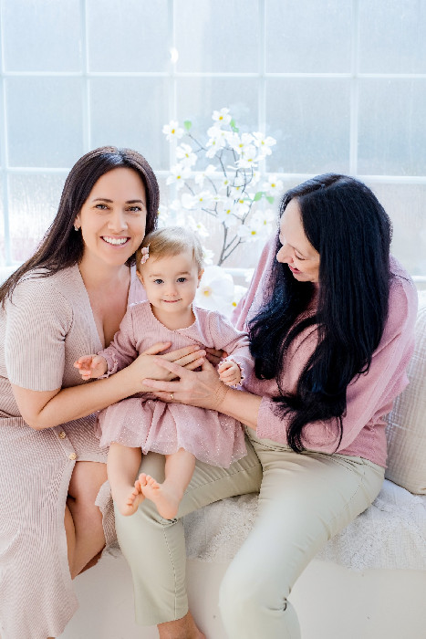 Babička, maminka a holčička – rodinné focení v ateliéru