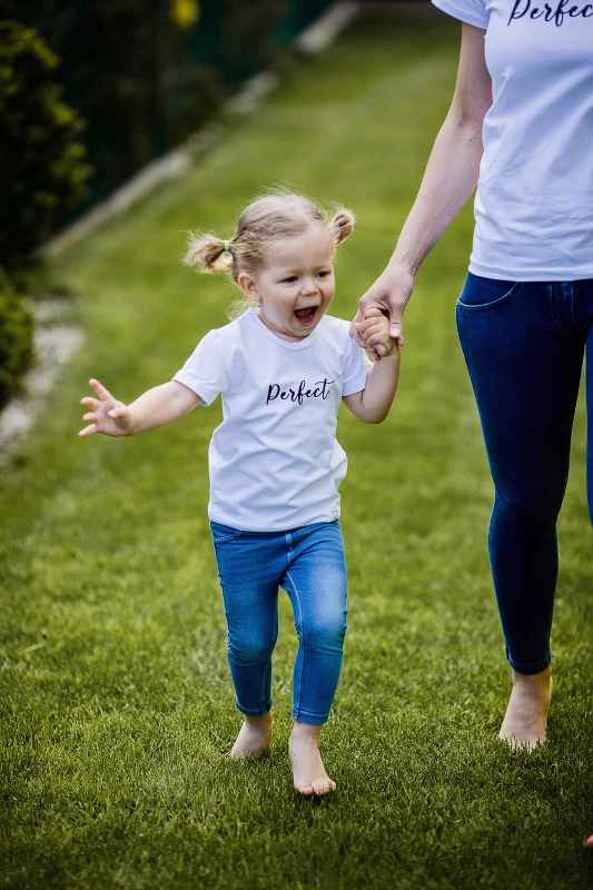 Rodinné focení venku – maminka s dcerou na zahradě