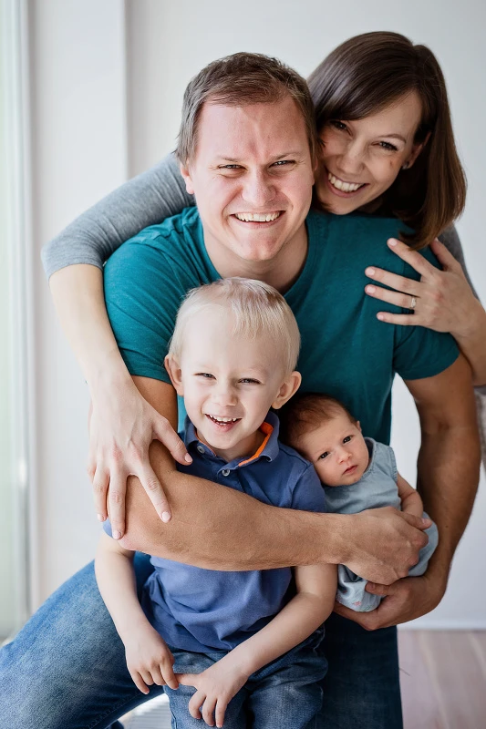 Lifestyle rodinné focení doma – rodiče s dětmi Praha