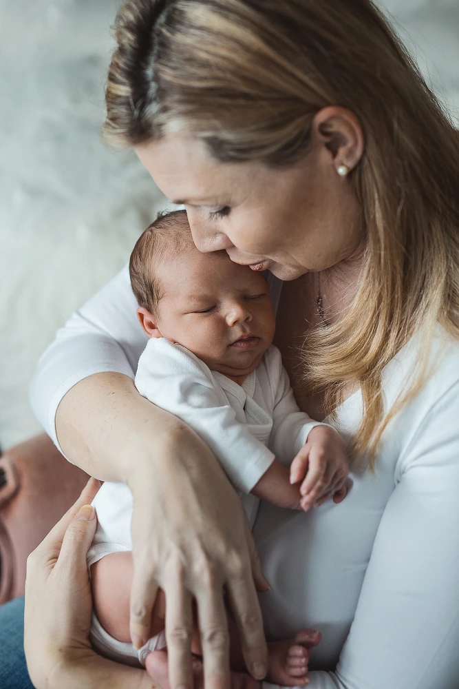 Maminka s miminkem – novorozenecké focení doma