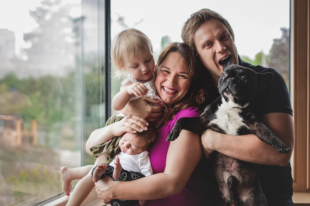 Rodinné focení doma – miminko, starší dítě a pes