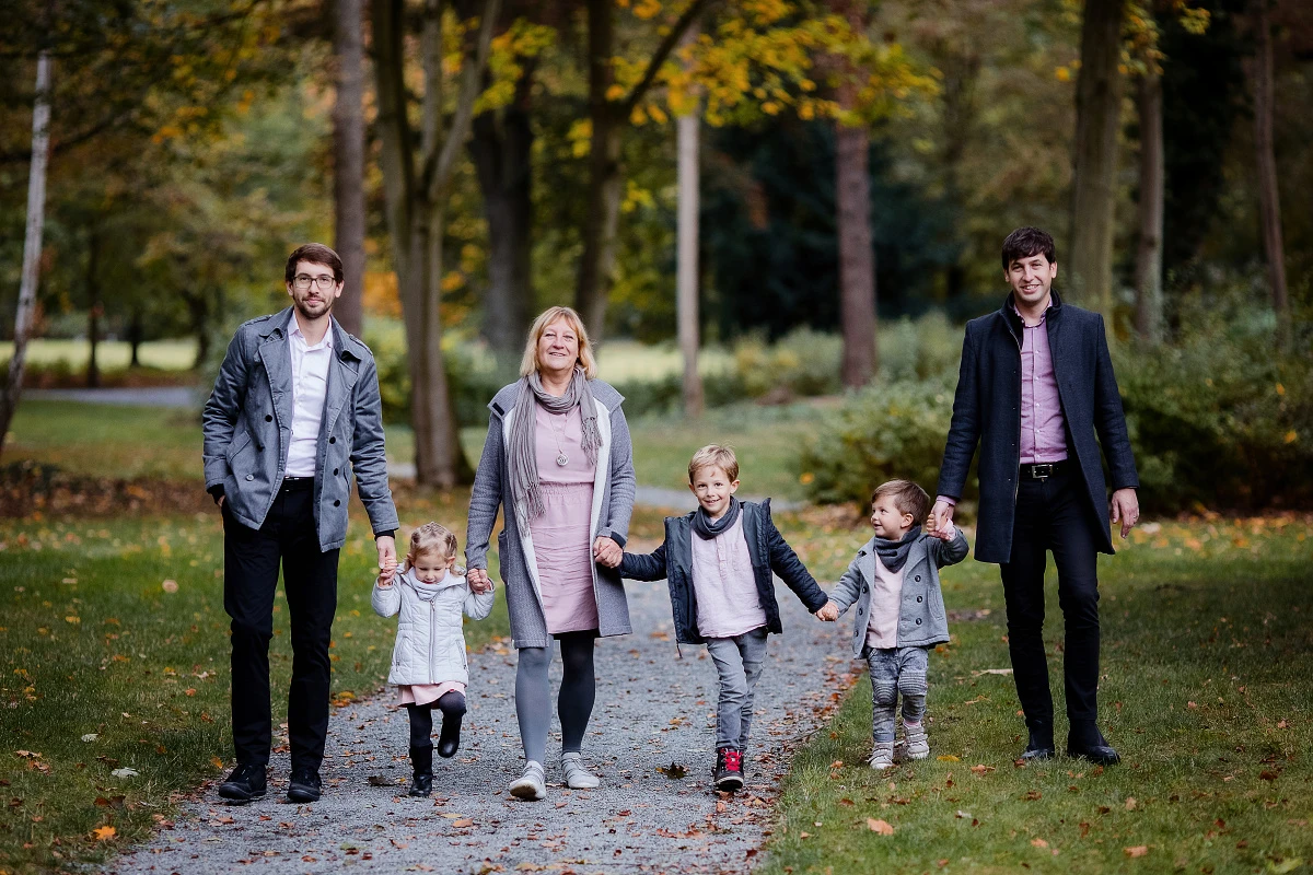 Mezigenerační rodinná fotka venku – společná procházka
