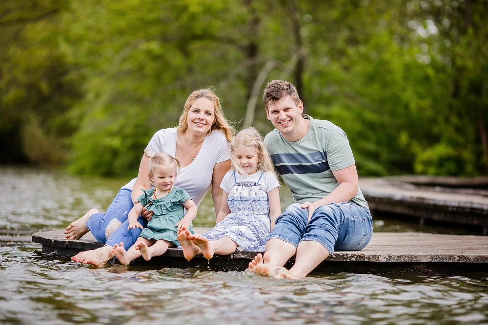 Rodina u vody – přirozené rodinné focení venku