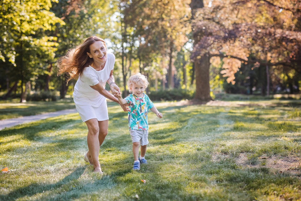 Máma s dítětem v pohybu – přirozené rodinné focení venku