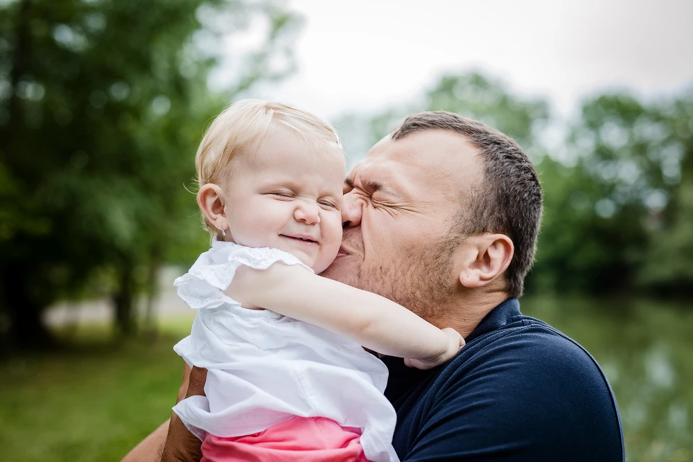 Táta a dítě – přirozená fotka, rodinné focení Praha