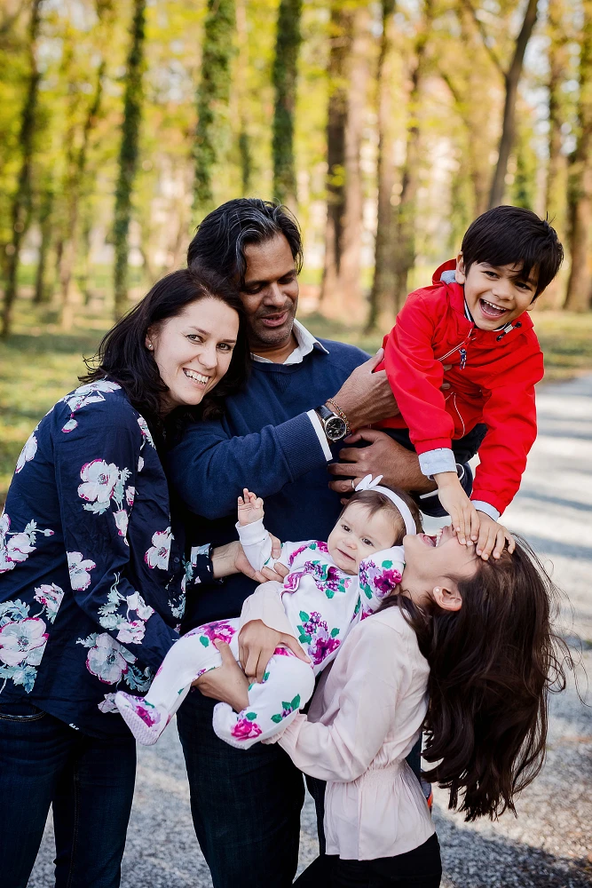 Uvolněné rodinné focení s dětmi venku