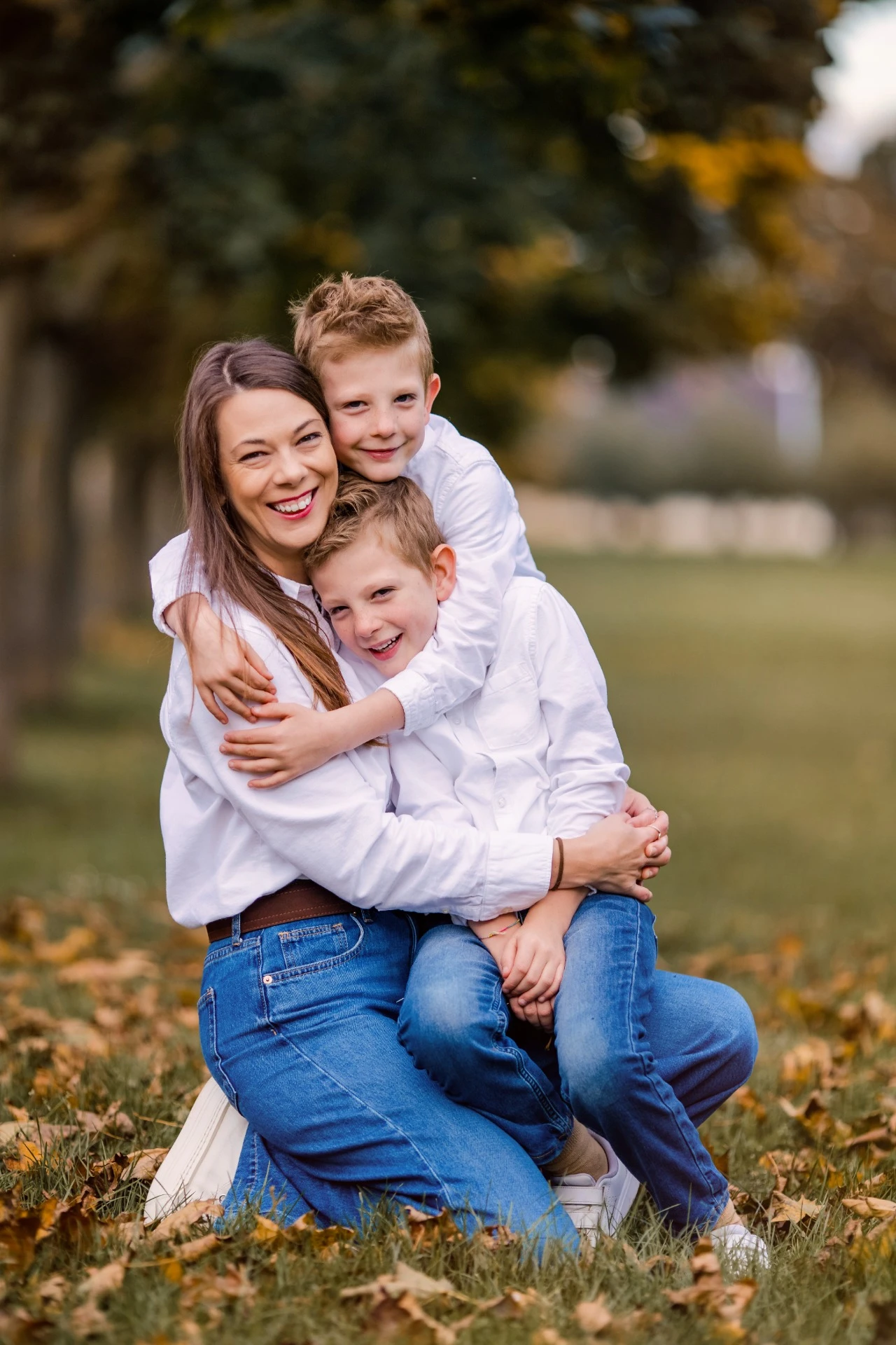 Maminka se dvěma syny při rodinném focení venku v parku