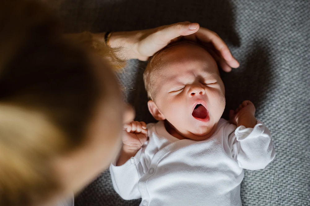 Novorozenecké lifestyle focení – miminko doma