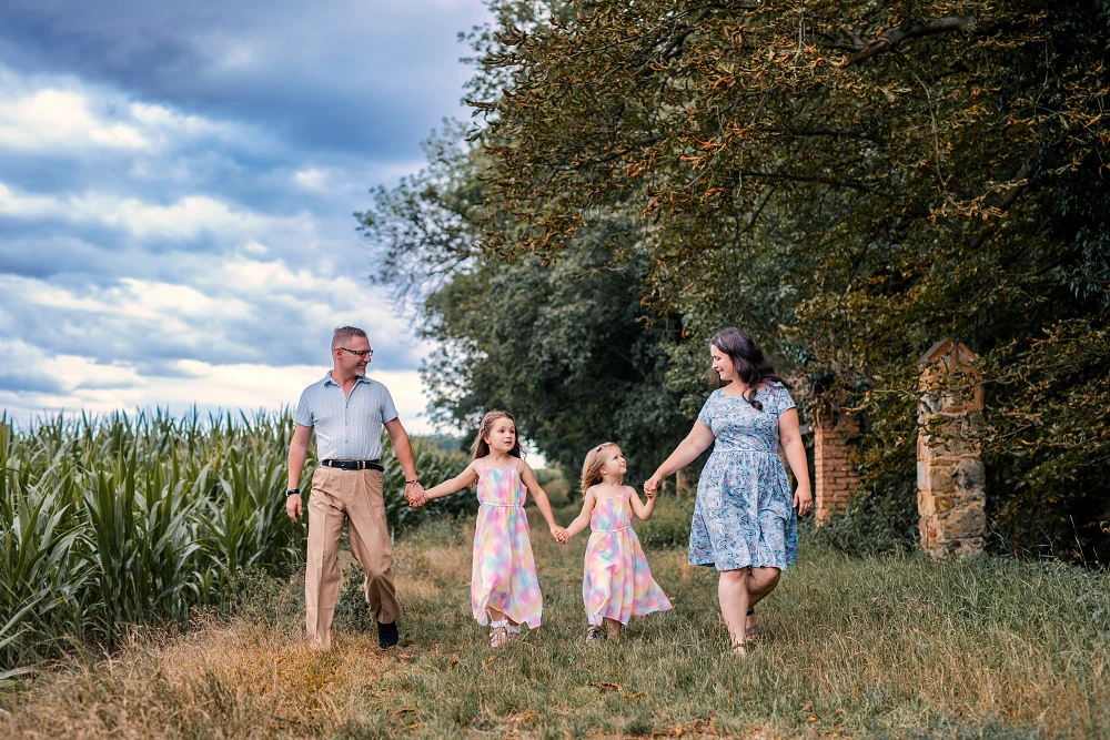 Venkovní rodinné focení v okolí Líbeznic – přirozený moment v přírodě