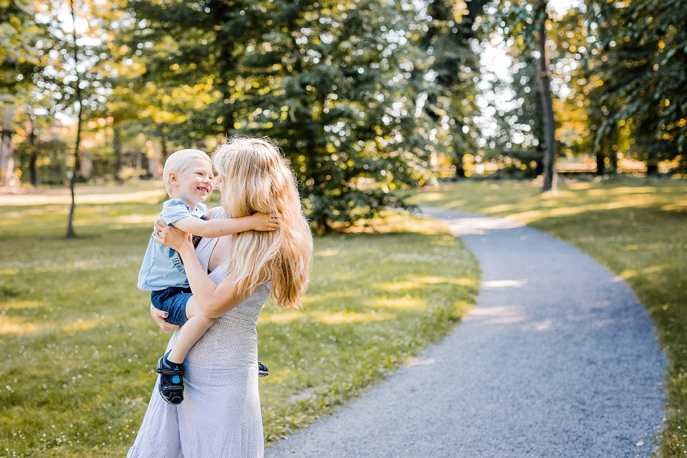 Exteriérové focení maminek s dětmi v parku – Praha a okolí