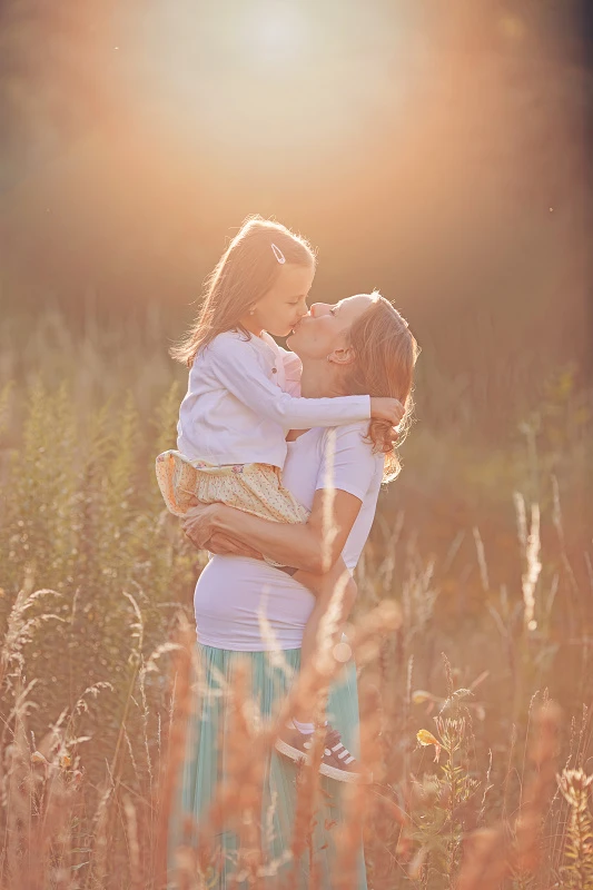 Rodinné focení při západu slunce v parku Mesiče