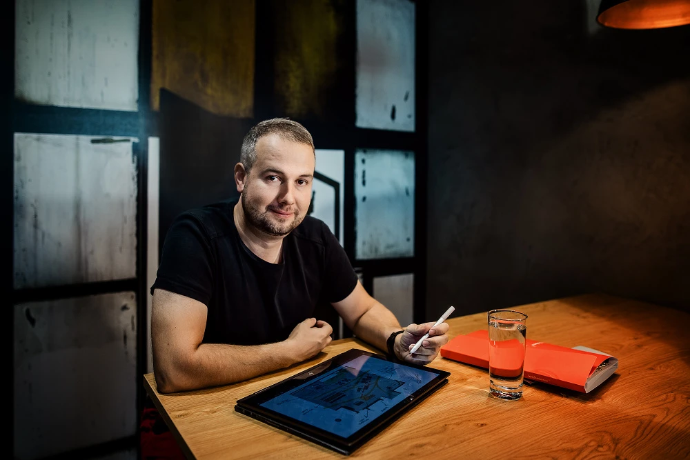 Byznys portrét podnikatele v pracovním prostředí v Praze