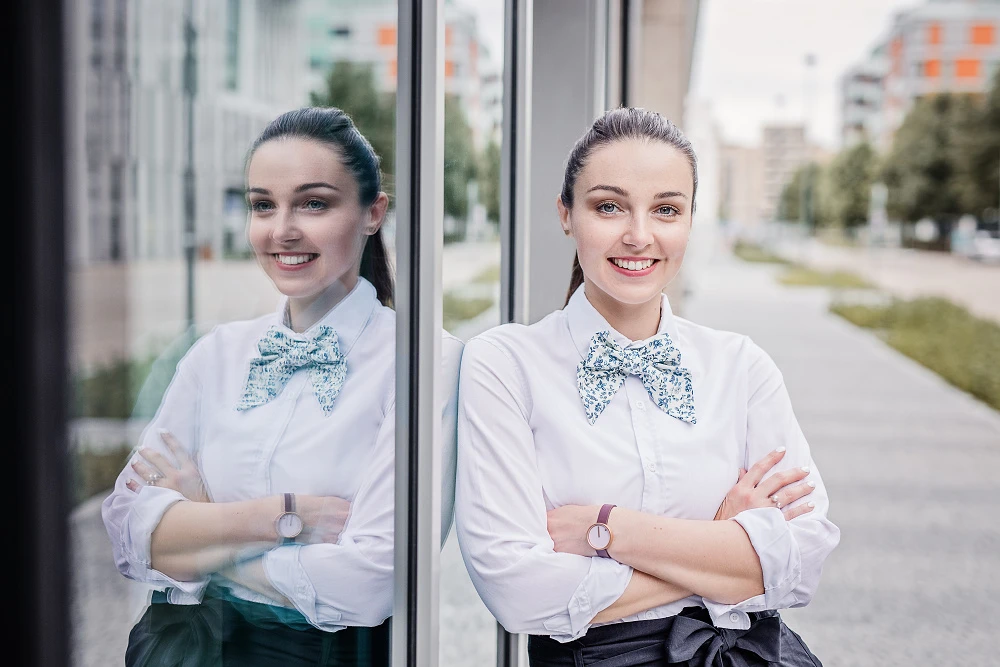 Profesionální byznys portrét ženy v městském exteriéru v Praze