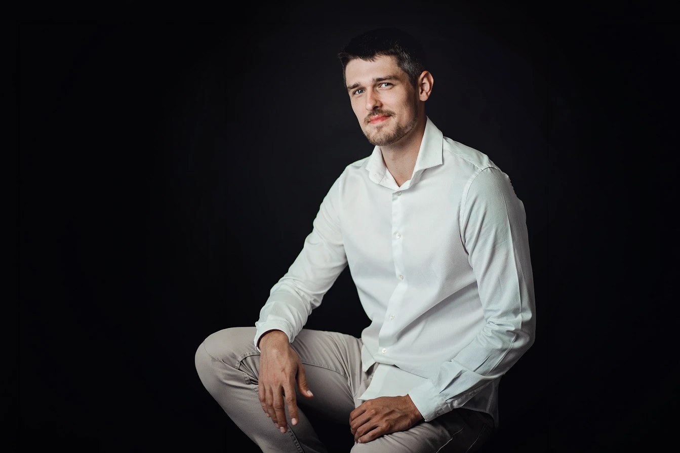 Rychlý byznys portrét muže v ateliéru v Praze