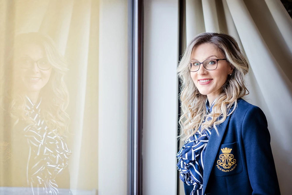 Byznys portrét ženy v interiéru u okna