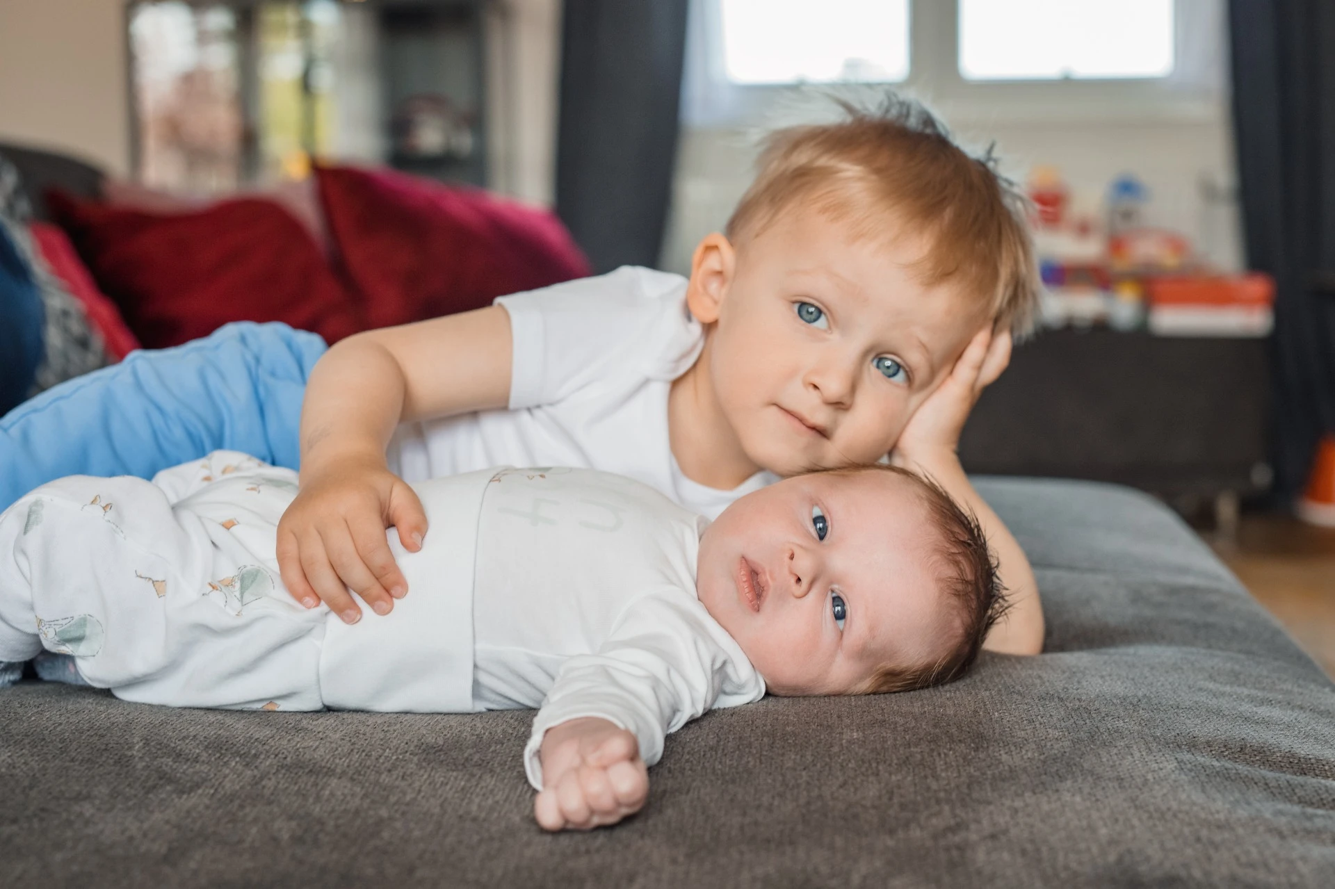 Lifestyle fotografie sourozenců s miminkem