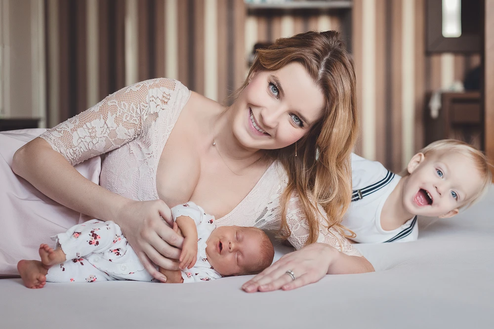 Maminka s miminkem a starším sourozencem