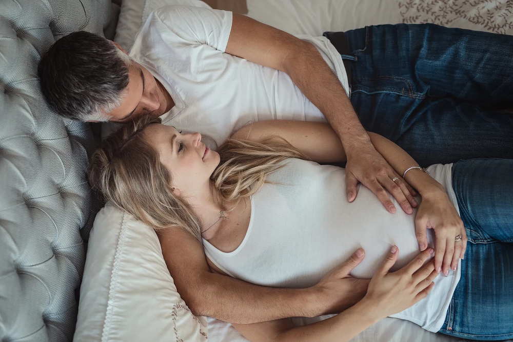 Pár očekávající miminko při intimním focení