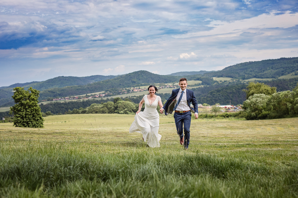 Novomanželé běží krajinou – celodenní svatební fotografování