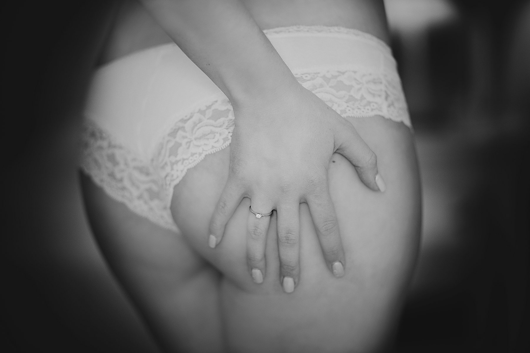 Černobílý boudoir detail ruky na bocích