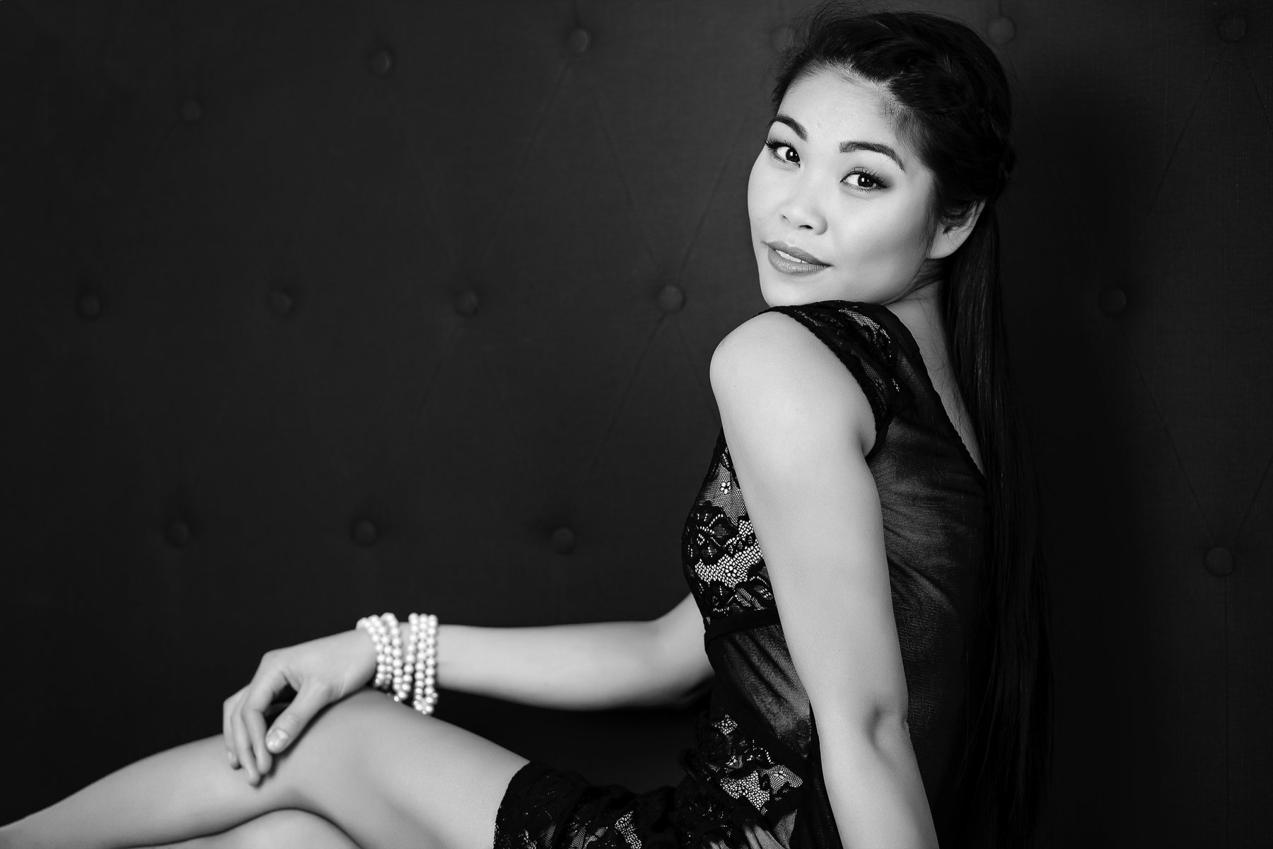 Elegantní černobílý boudoir portrét