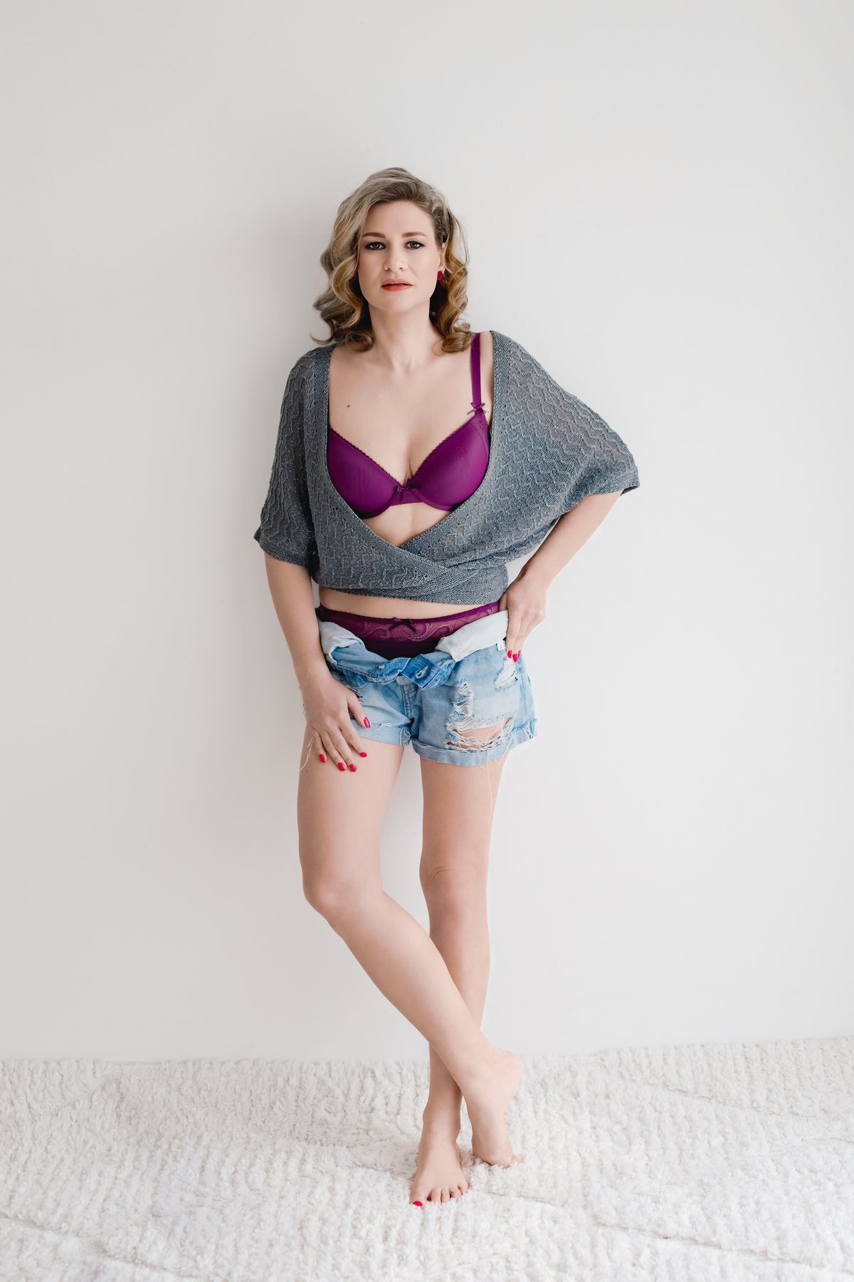 Žena v body a volné košili při boudoir focení