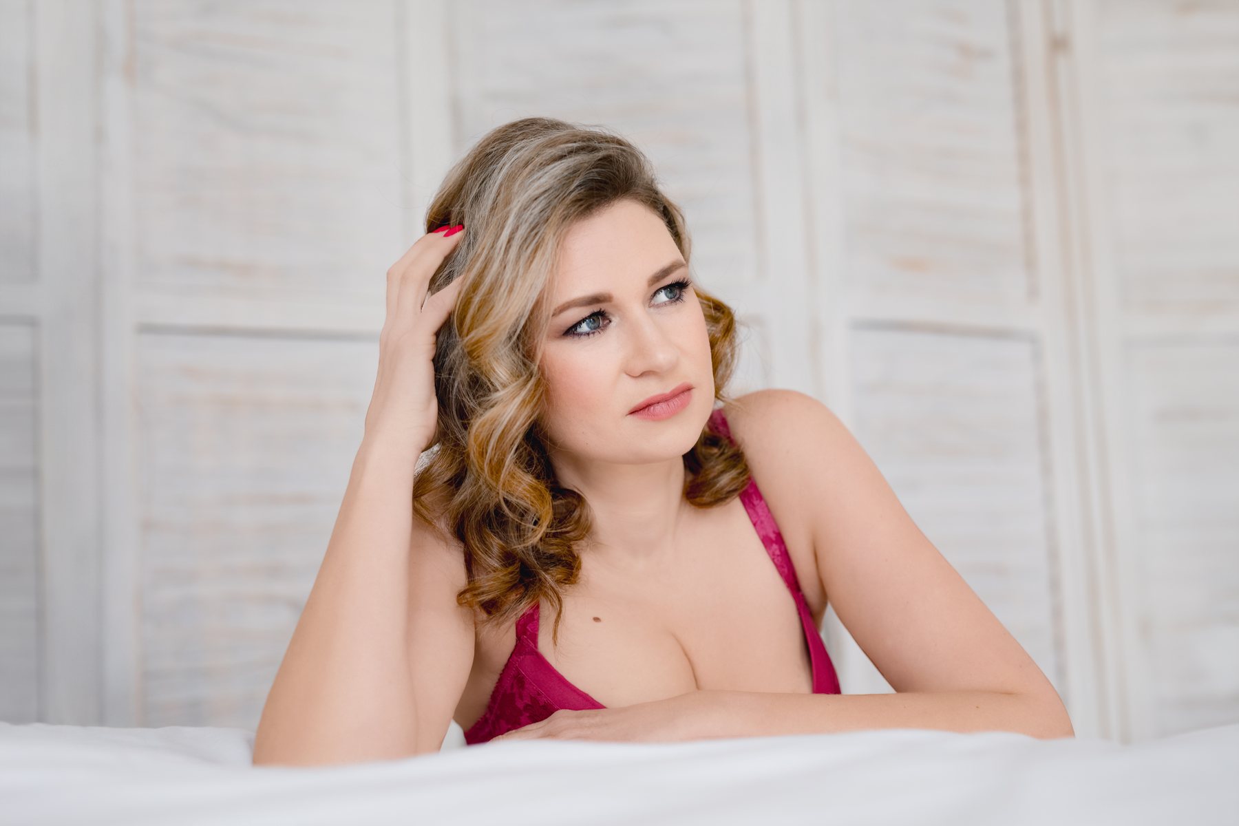 Ženský boudoir portrét v jemném světle