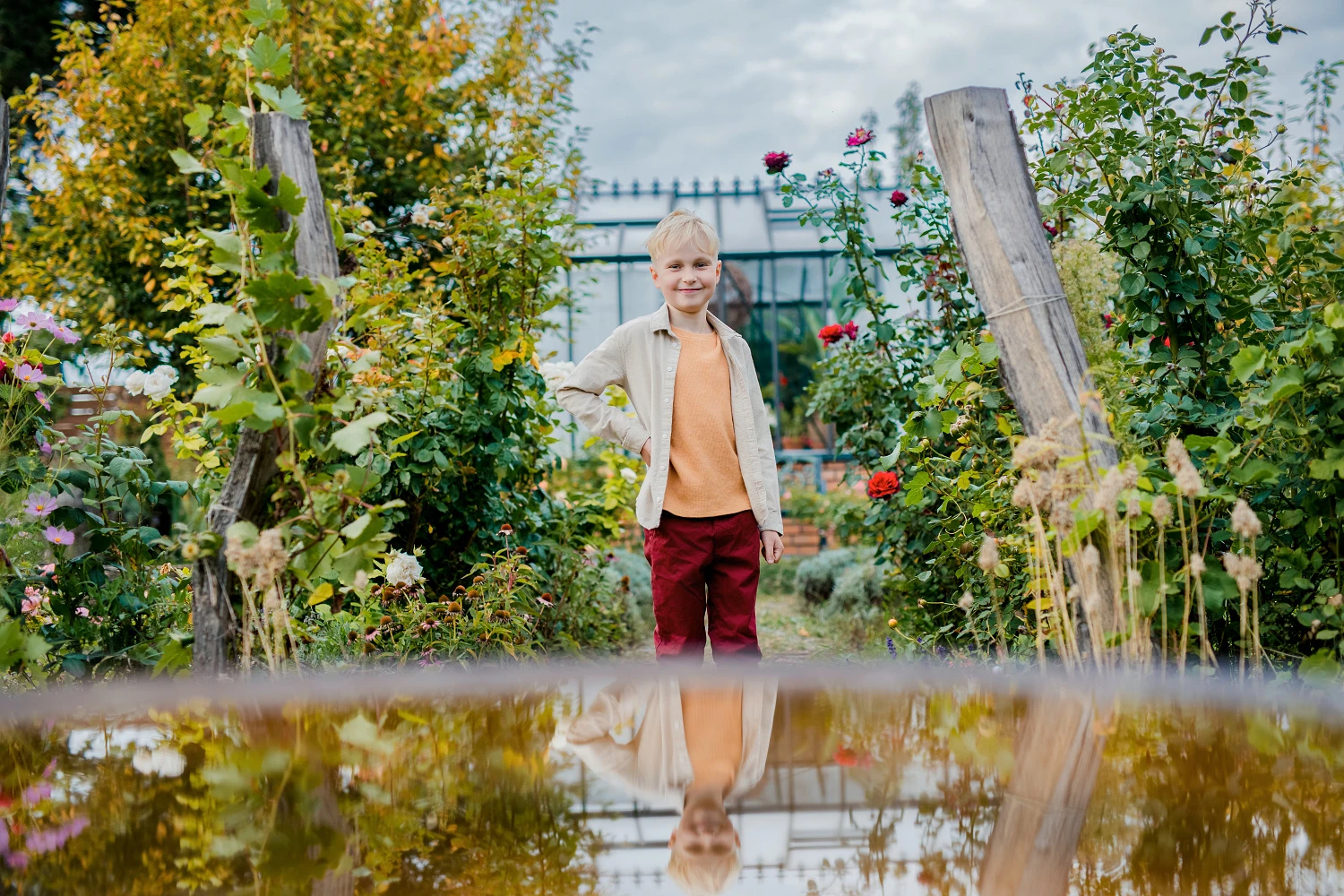 Podzimní fotografie s odrazem v zahradě