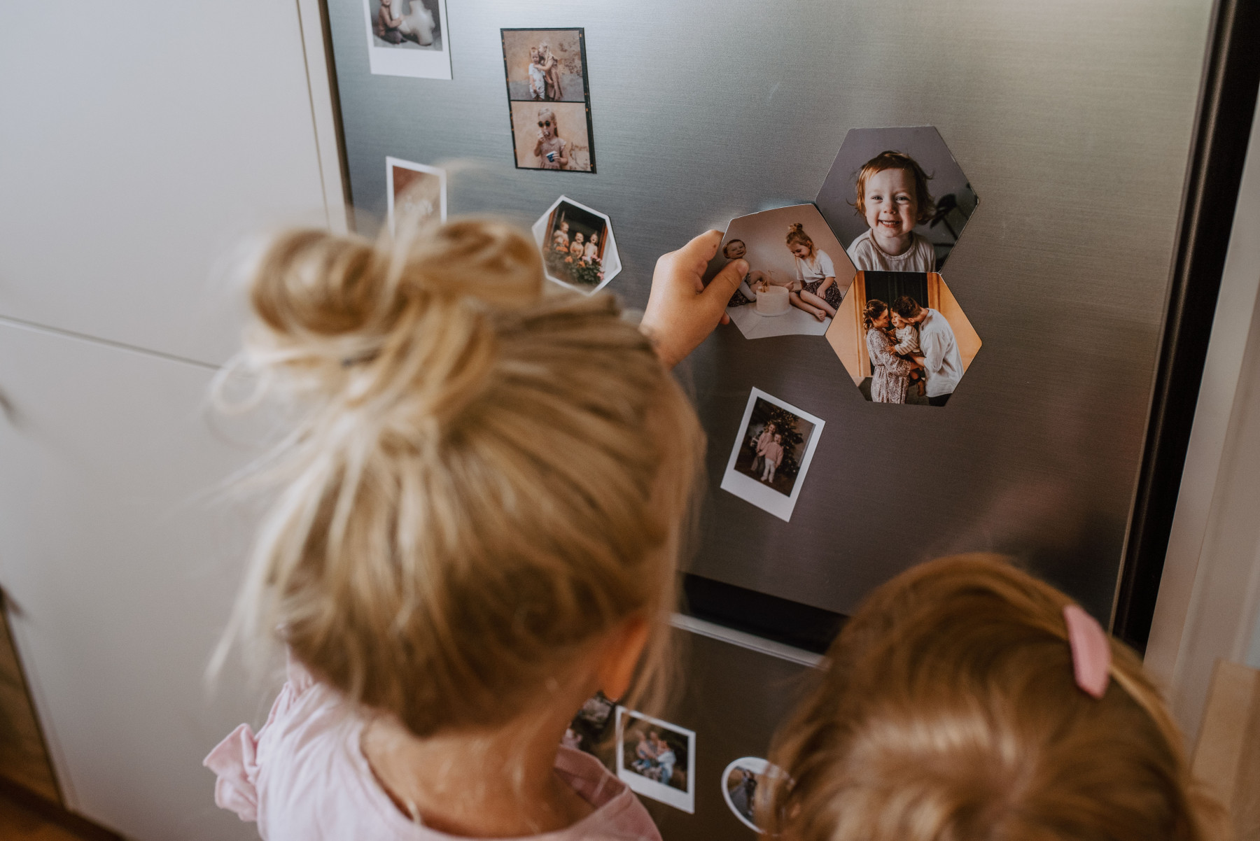 Fotomagnetky s dětskými fotografiemi na lednici